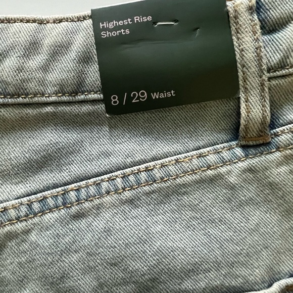 NEW Wild Fable High Rise Shorts Size 8 Light Wash Denim Cutoffs Frayed Hem NWT - Picture 4 of 4